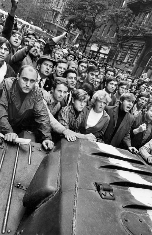 Josef Koudelka – Invasione Praga 68https://www.exibart.com/repository/media/eventi/2008/06/josef-koudelka-8211-invasione-praga-68.jpg