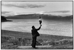 Henri Cartier-Bresson – Russiahttps://www.exibart.com/repository/media/eventi/2008/08/henri-cartier-bresson-8211-russia.jpg