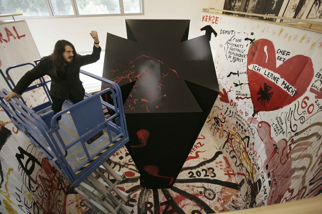 Jonathan Meese – Babylasagne’s come back (Adrianoz Gelatiano Meesel) schmeckt gut!https://www.exibart.com/repository/media/eventi/2008/10/jonathan-meese-8211-babylasagne8217s-come-back-adrianoz-gelatiano-meesel-schmeckt-gut.jpg