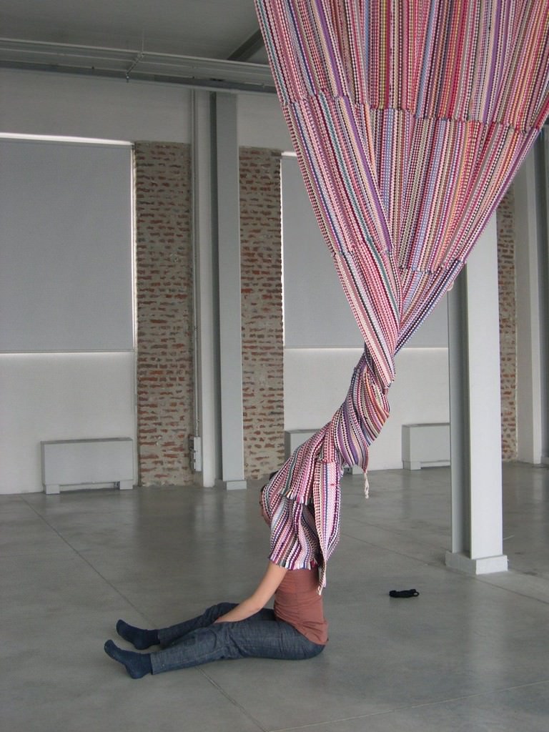 Paola Anziché – Tapis Accrochéhttps://www.exibart.com/repository/media/eventi/2008/11/paola-anziché-8211-tapis-accroché.jpg