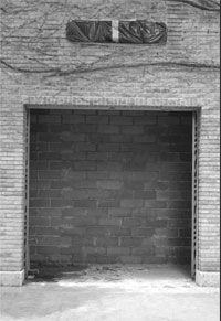 Santiago Sierra – Ponticellihttps://www.exibart.com/repository/media/eventi/2008/12/santiago-sierra-8211-ponticelli.jpg