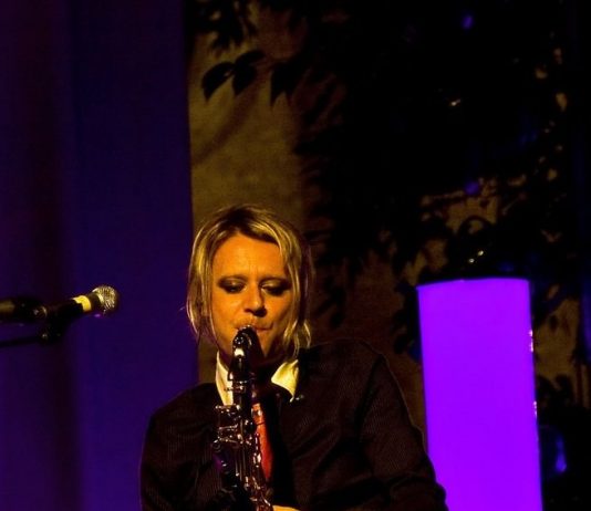 Andy | Loren | Stella – Behind door