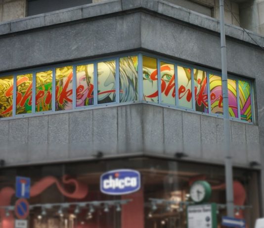 Andy – …blowing in the window. L’ arte in vetrina