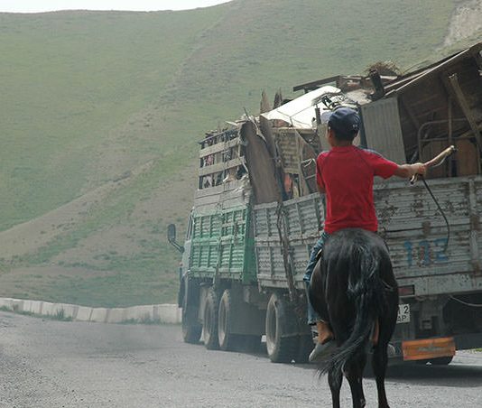 Gulnara Kasmalieva & Muratbek Djumaliev – Una nuova via della seta: algoritmo di speranza e sopravvivenza