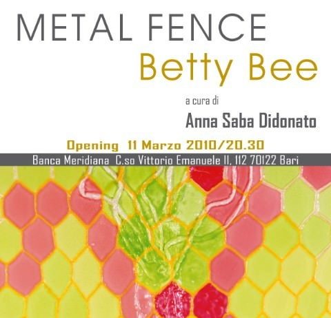 Betty Bee – Metal Fence. Un racconto a maglie strette