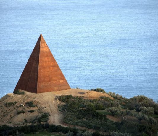 Mauro Staccioli – Piramide-38°parallelo