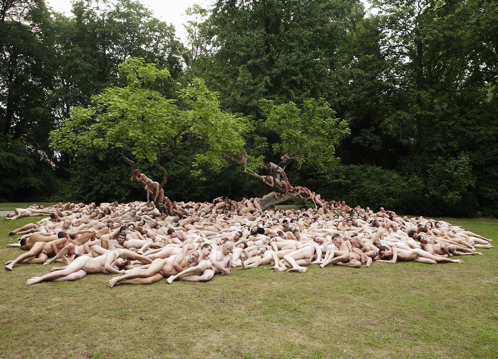 Spencer Tunick – Newcastle Gateshead Englandhttps://www.exibart.com/repository/media/eventi/2010/05/spencer-tunick-8211-newcastle-gateshead-england.jpg