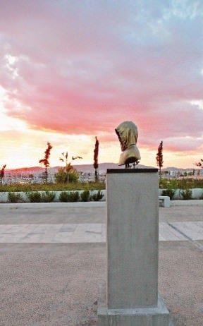 Istanbul a Catania. What happens to the hole when the cheese is gone? / Atene a Catania. Away and Boil your Head