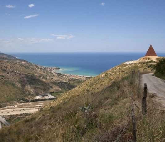 Mauro Staccioli – Piramide-38°parallelo – Il Rito della Luce