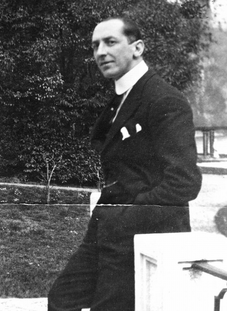 Fu.Mo – Fu.turismo Mo.rcianesehttps://www.exibart.com/repository/media/eventi/2010/07/fu.mo-8211-fu.turismo-mo.rcianese.jpg