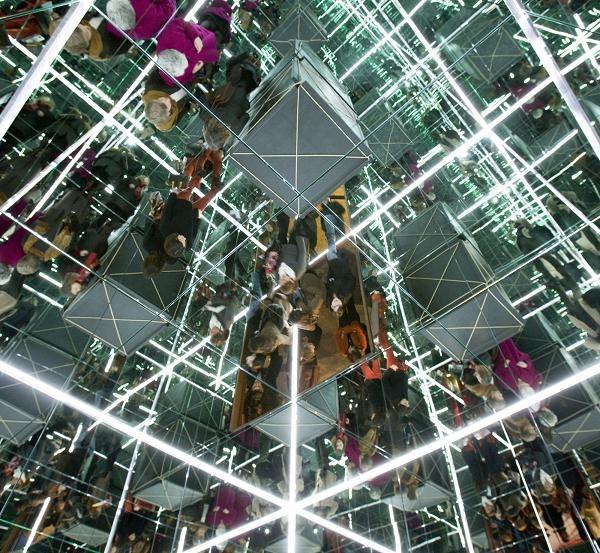 Michelangelo Pistoletto – Grande cubo specchiante. Luogo di riflessione e meditazionehttps://www.exibart.com/repository/media/eventi/2010/07/michelangelo-pistoletto-8211-grande-cubo-specchiante.-luogo-di-riflessione-e-meditazione.jpg