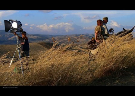 Giulio Azzarello – Tra scene e set: in Sicilia per raccontare le asprezze di una terra bellissima