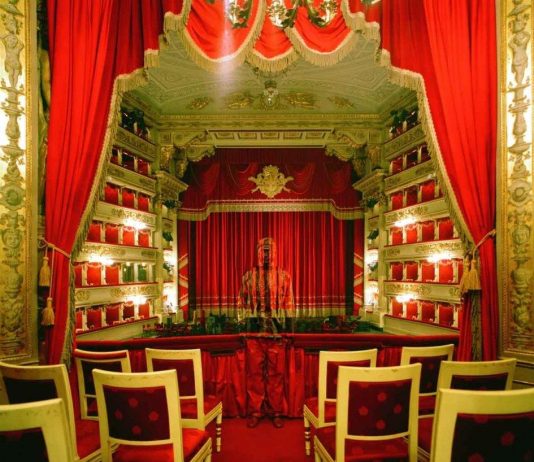 Liu Bolin – Hiding in Italy