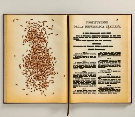 Emilio Isgrò – La Costituzione cancellata