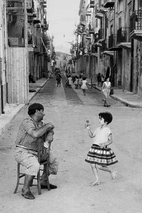 Enzo Sellerio – Fotografie del secolo scorsohttps://www.exibart.com/repository/media/eventi/2010/11/enzo-sellerio-8211-fotografie-del-secolo-scorso.jpg