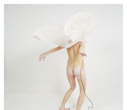 Julia Krahn – Nunc Instantis