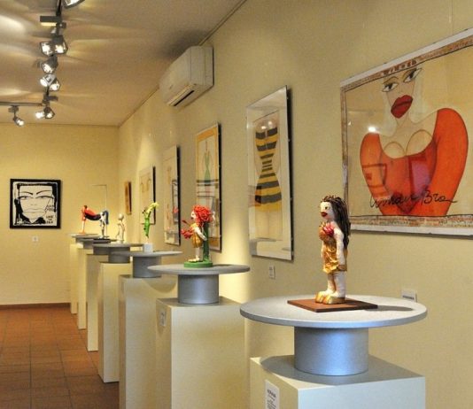 Elena Danti – AperoArt intorno alle “Bambole?” Elena Danti – AperoArt intorno alle “Bambole?”