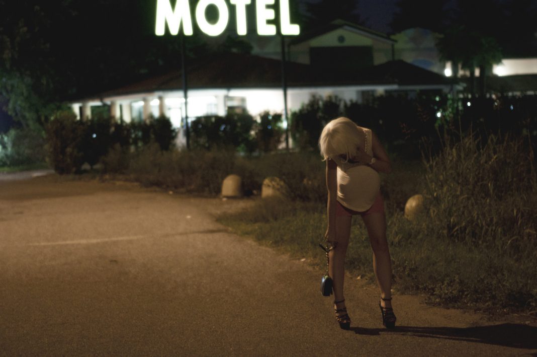 Alice Olimpia Attanasio – Handle with Carehttps://www.exibart.com/repository/media/eventi/2011/10/alice-olimpia-attanasio-8211-handle-with-care-1068x709.jpg