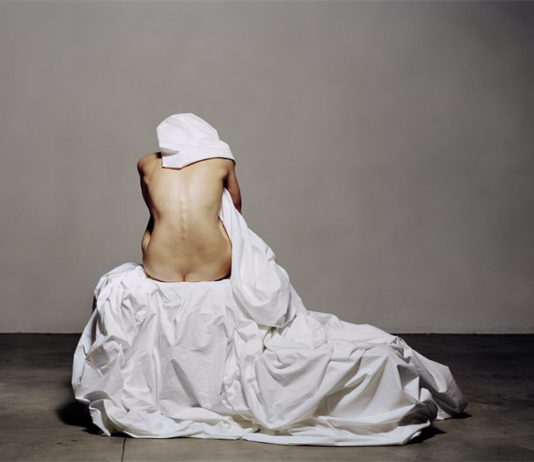 Julia Krahn – Lilies and Linen