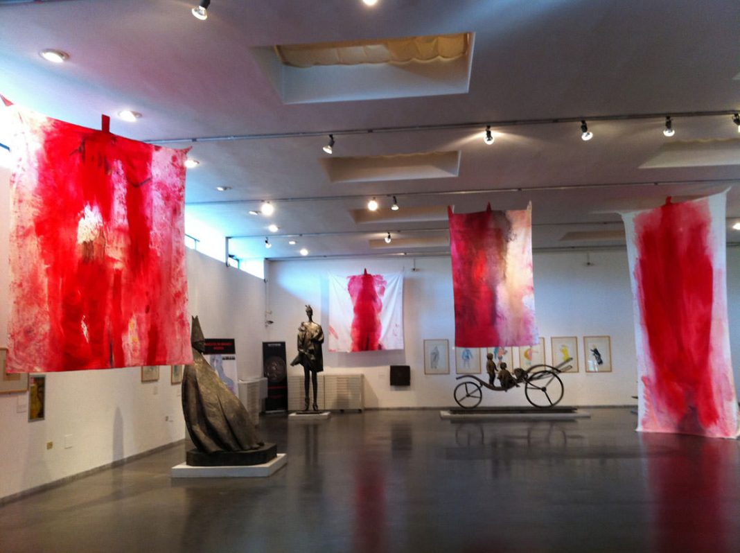 Davide De Filippo  –  “Hier keine ist Warum” (Qui non c’è un perché, inutile chiedersi perché).https://www.exibart.com/repository/media/eventi/2012/04/davide-de-filippo-8211-“hier-keine-ist-warum”-qui-non-c’è-un-perché-inutile-chiedersi-perché-1068x798.jpg