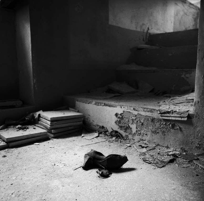 Ezio Ferreri – I fantasmi di Poggioreale. I Luoghi. Ritorno alla vita.https://www.exibart.com/repository/media/eventi/2012/05/ezio-ferreri-8211-i-fantasmi-di-poggioreale.-i-luoghi.-ritorno-alla-vita.jpg