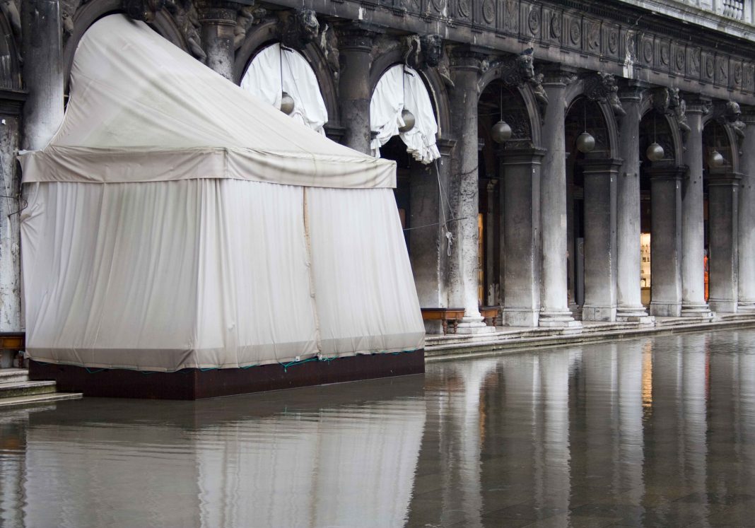 Oltre il giardino. La sostanza dell’effimerohttps://www.exibart.com/repository/media/eventi/2012/05/oltre-il-giardino.-la-sostanza-dell8217effimero-1068x747.jpg