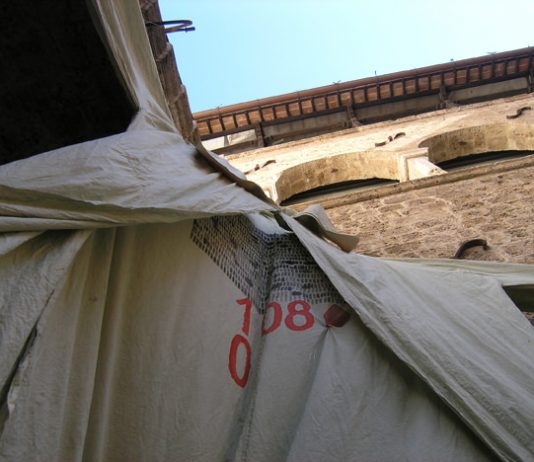 Sotto la camicia…    
Ascolta! Il nemico non tace