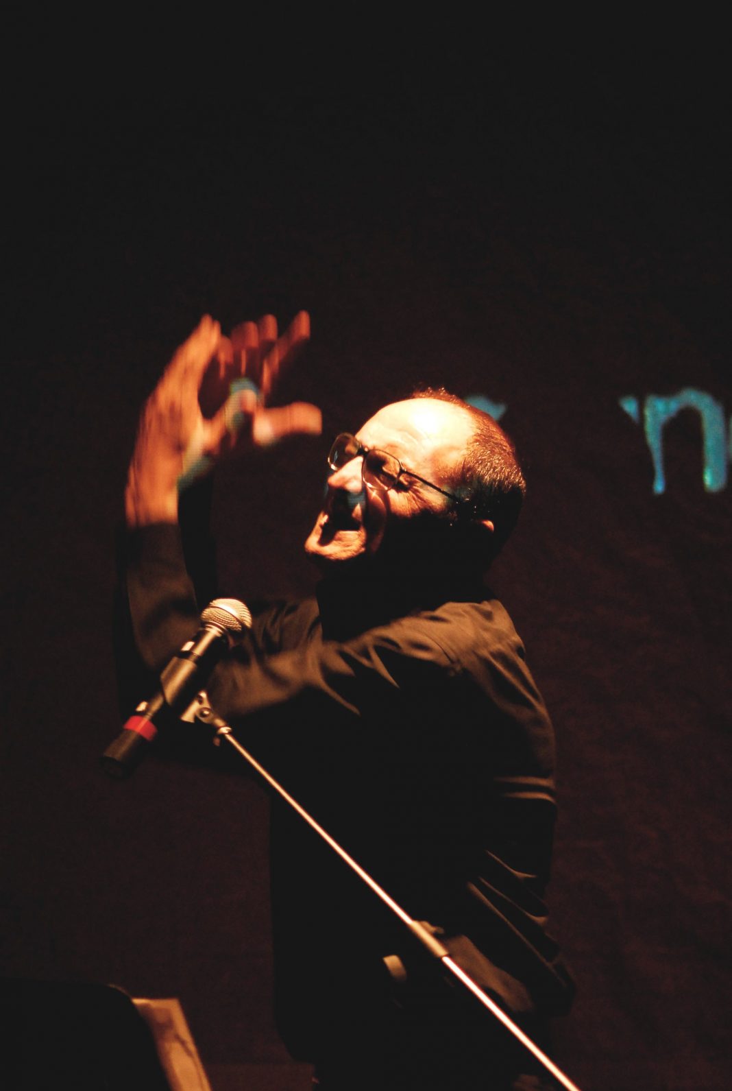 Nicola Frangione – Azione di poesia sonorahttps://www.exibart.com/repository/media/eventi/2012/10/nicola-frangione-8211-azione-di-poesia-sonora-1068x1591.jpg