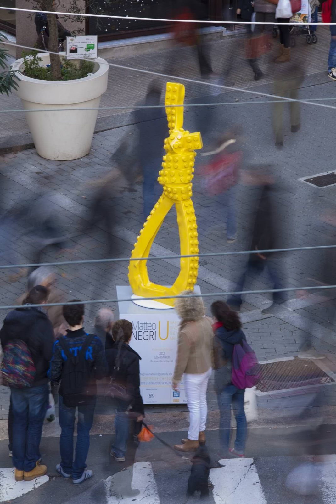 Matteo Negri –  Una cosa divertente che non rifarò mai più. Installazioni cittadinehttps://www.exibart.com/repository/media/eventi/2012/12/matteo-negri-8211-una-cosa-divertente-che-non-rifarò-mai-più.-installazioni-cittadine-1068x1602.jpg