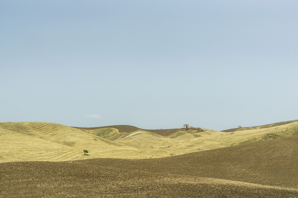Valerio Bellone – Mare di Terre. Una traversata fotograficahttps://www.exibart.com/repository/media/eventi/2013/01/valerio-bellone-8211-mare-di-terre.-una-traversata-fotografica.jpg