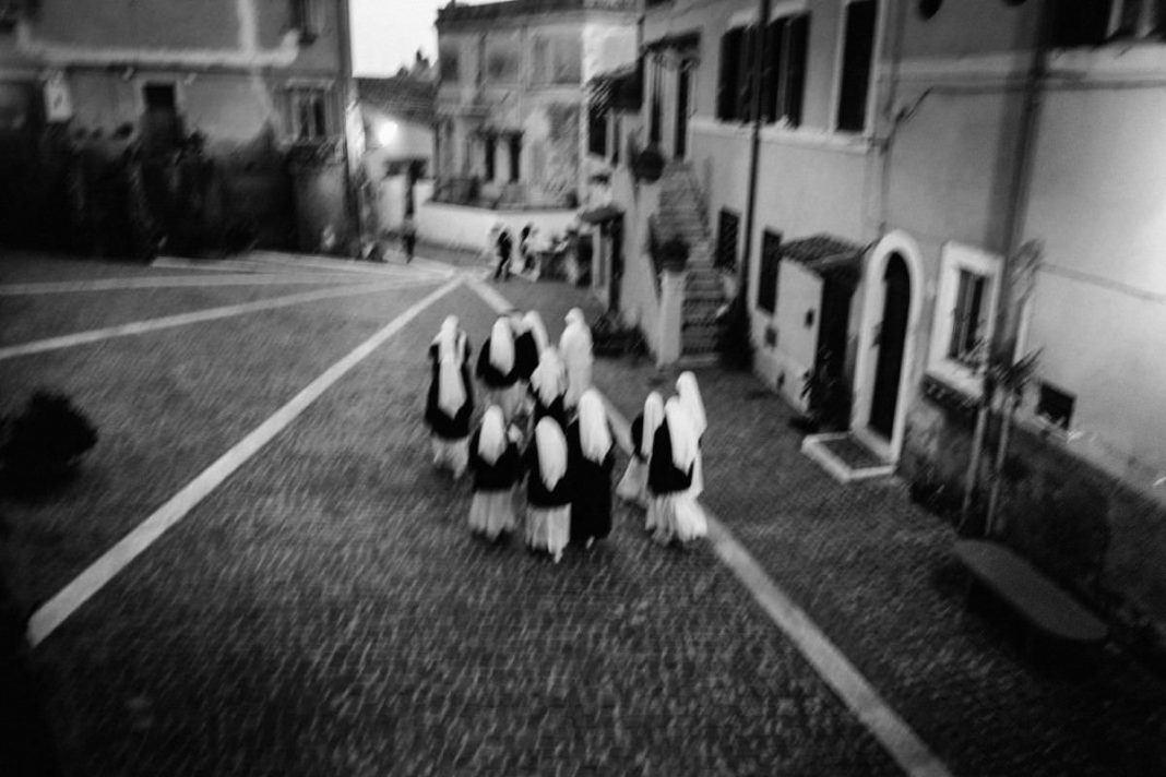 CROSSWISE! Fotografia: Guido Gazzilli – Credohttps://www.exibart.com/repository/media/eventi/2013/04/crosswise-fotografia-guido-gazzilli-8211-credo-1068x712.jpg