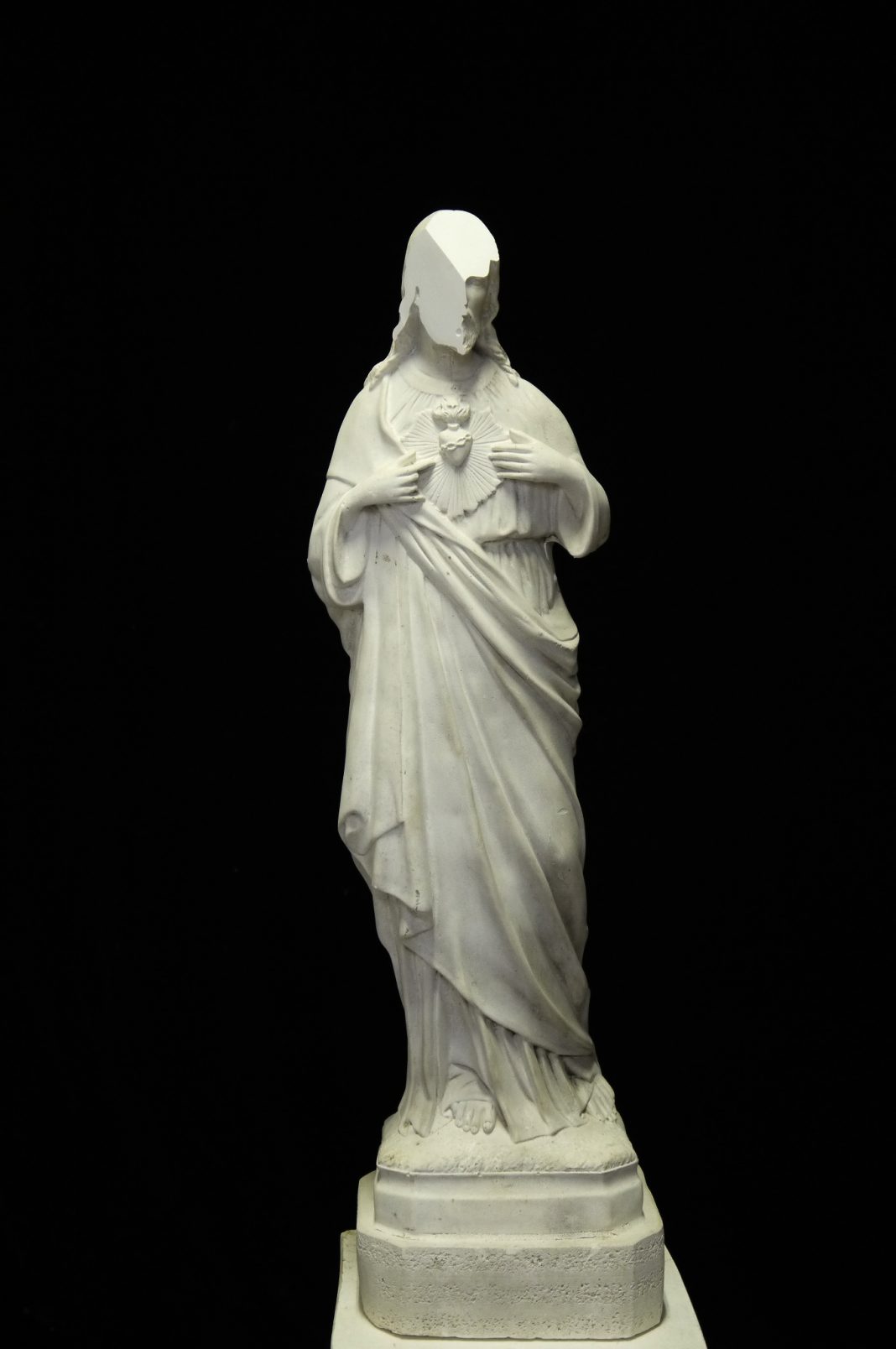 T Yong Chung – Golden#Roomhttps://www.exibart.com/repository/media/eventi/2013/08/t-yong-chung-8211-goldenroom-1068x1608.jpg