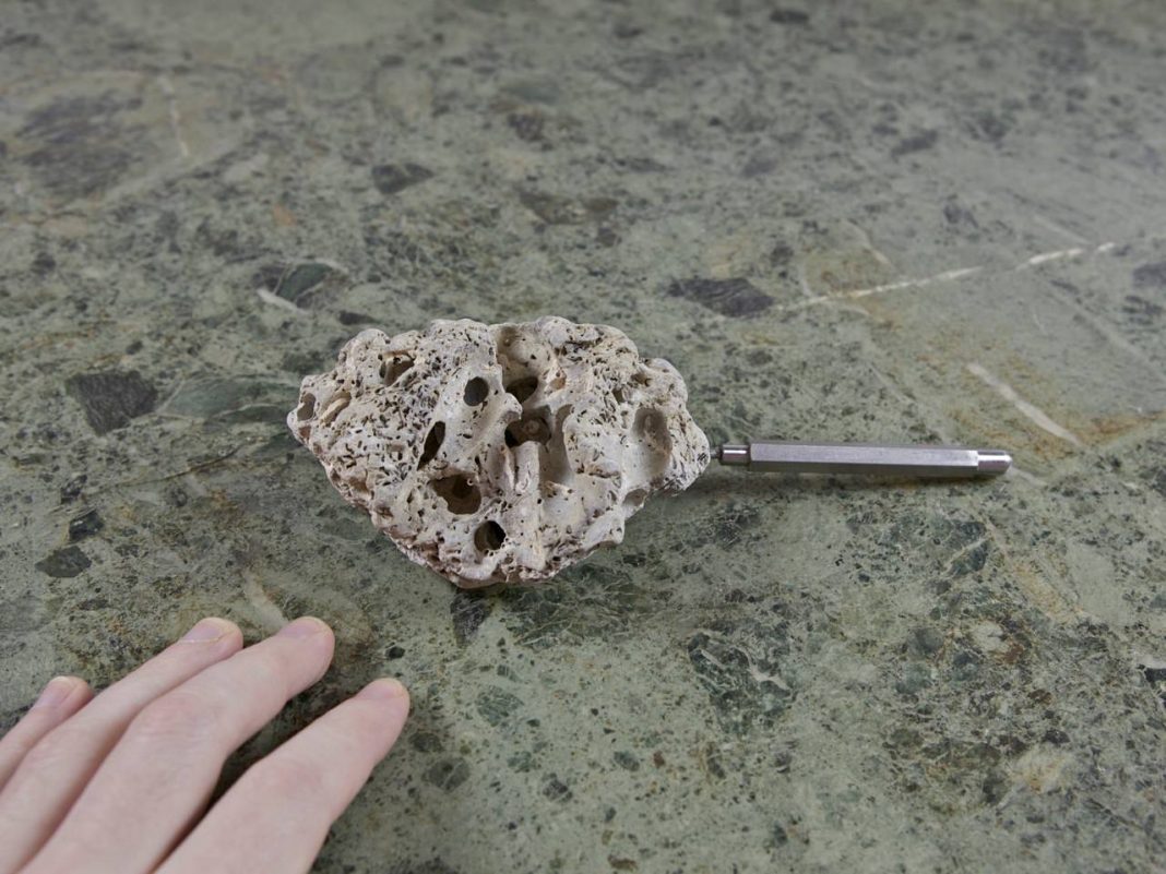 Benoît Maire – Spiaggia di menzogne (Lying Beach)https://www.exibart.com/repository/media/eventi/2013/09/benoît-maire-8211-spiaggia-di-menzogne-lying-beach-1068x801.jpg