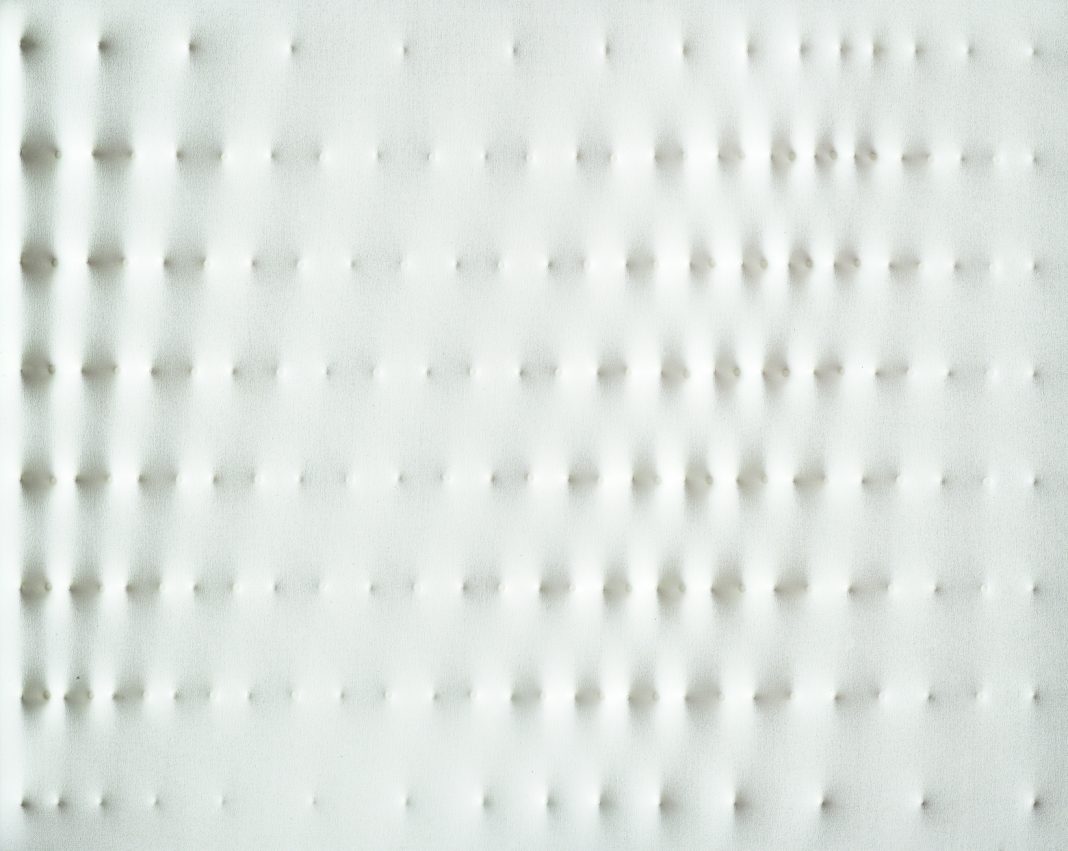 Enrico Castellani – La concretezza ritmica dell’infinitohttps://www.exibart.com/repository/media/eventi/2013/09/enrico-castellani-8211-la-concretezza-ritmica-dell’infinito-1068x851.jpg