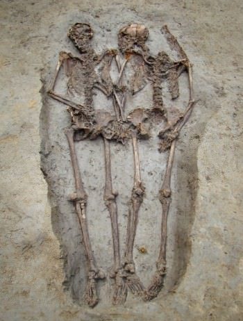 Mano nella mano. Reperti di un amore oltre la morte Mano nella mano. Reperti di un amore oltre la morte