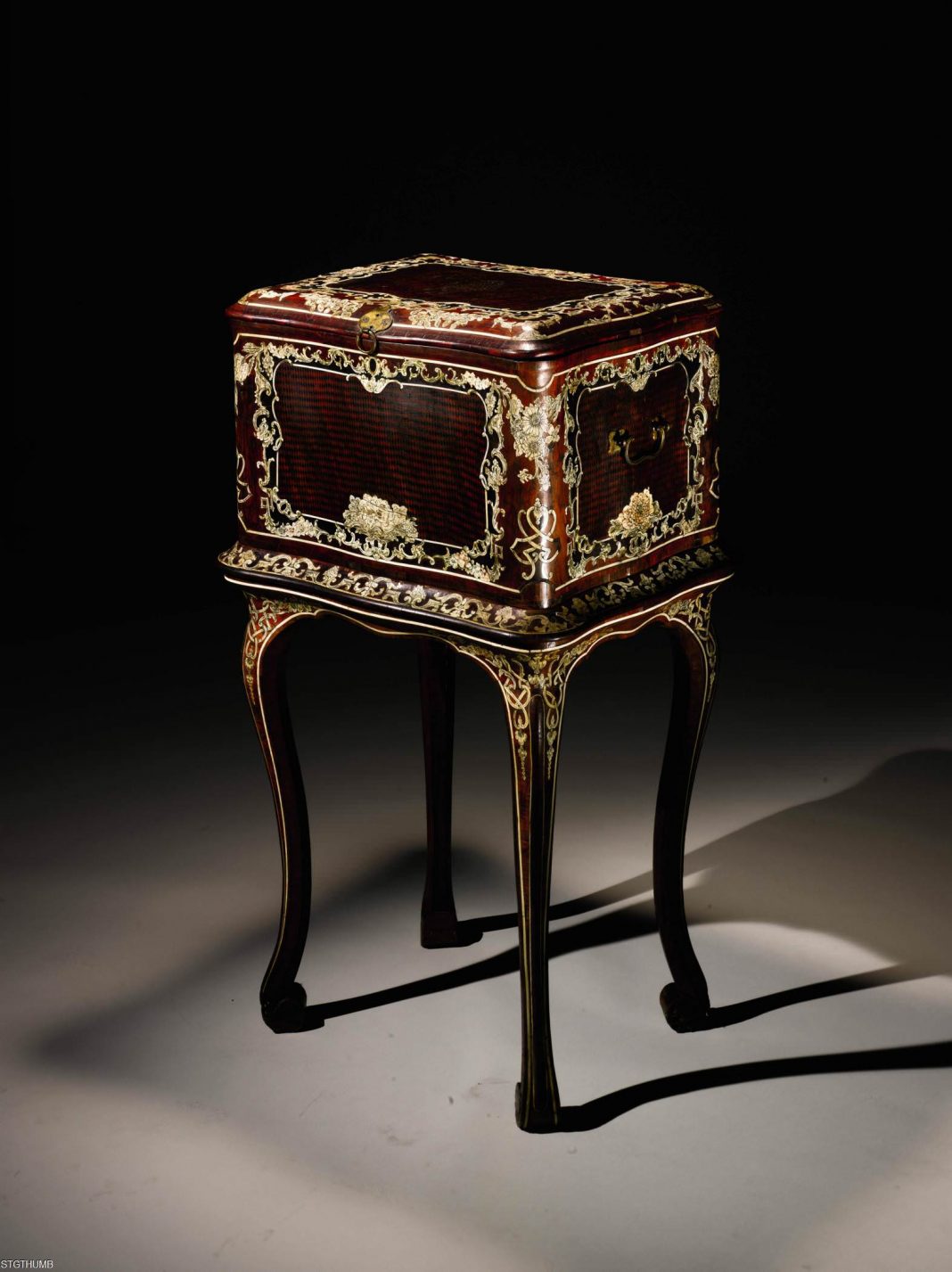 Pietro Piffetti – Il re degli ebanisti l’ebanista del rehttps://www.exibart.com/repository/media/eventi/2013/09/pietro-piffetti-8211-il-re-degli-ebanisti-l8217ebanista-del-re-1068x1427.jpg