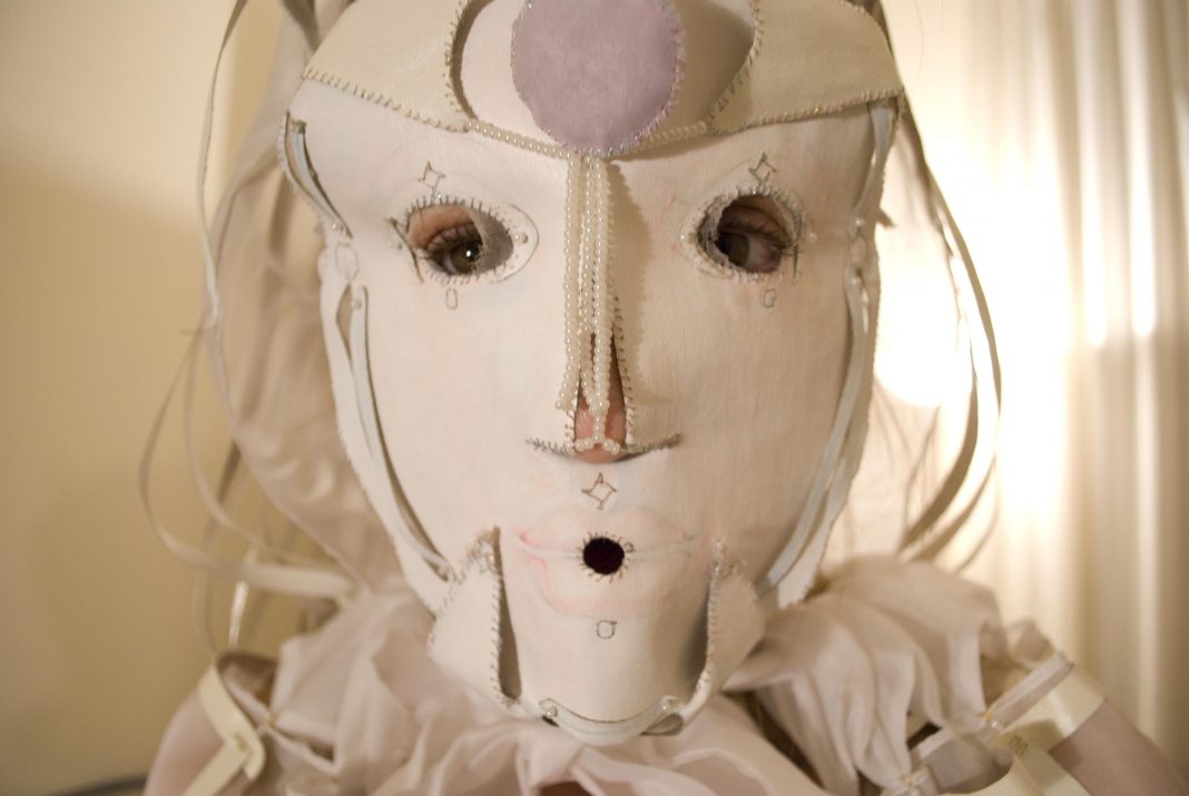 Alessia Parenti – Performancehttps://www.exibart.com/repository/media/eventi/2013/10/alessia-parenti-8211-performance-1068x715.jpg