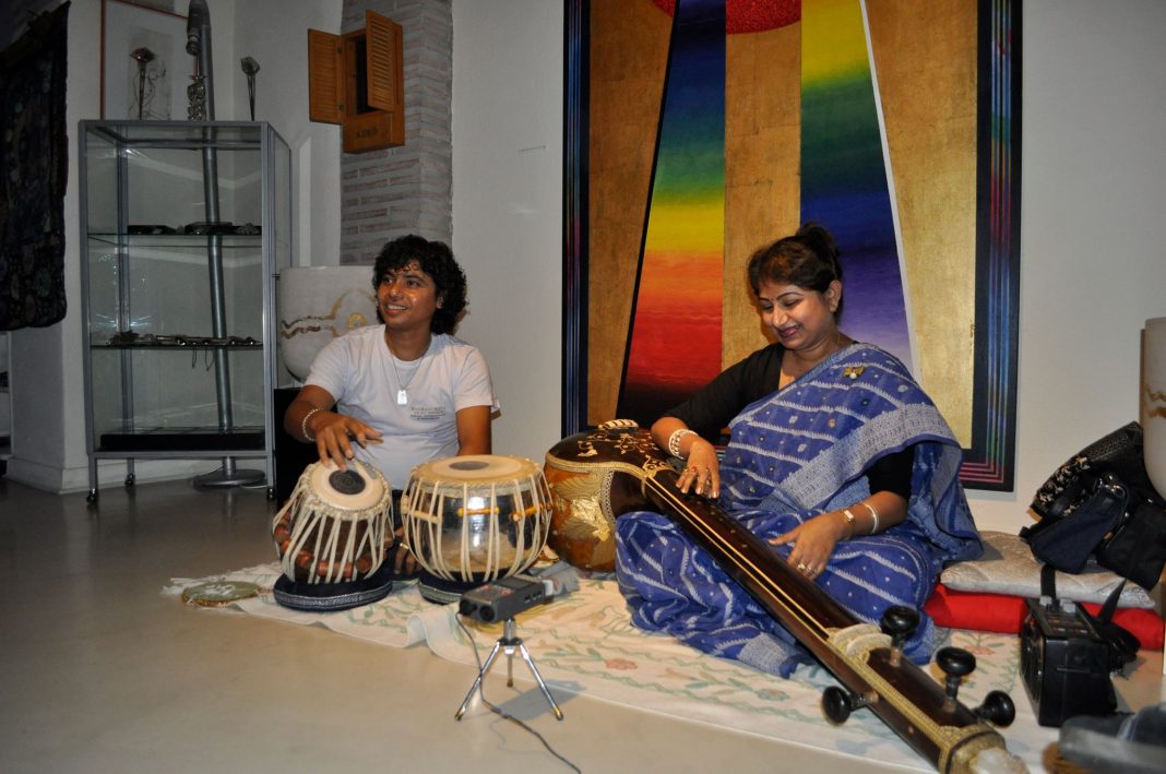 Performance “Spiritual Sounds” con Sanjay e Rupa Kansabanikhttps://www.exibart.com/repository/media/eventi/2013/11/performance-8220spiritual-sounds8221-con-sanjay-e-rupa-kansabanik-1068x709.jpg