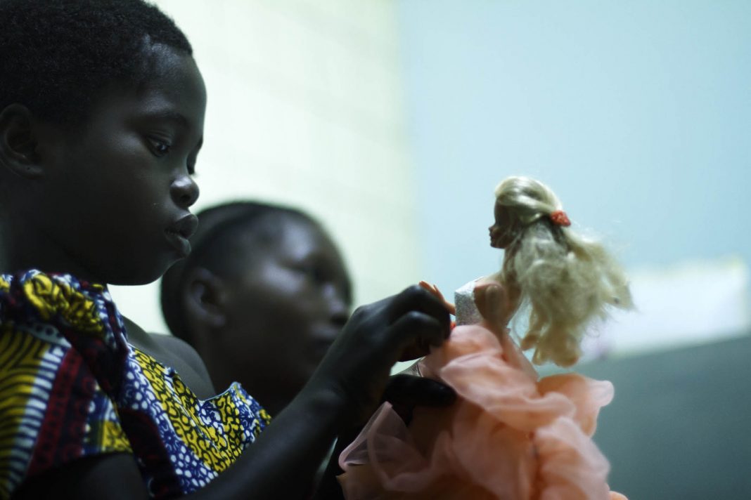 Sarah Scaparone / Thorsten Stobbe -#Cute4Congo, a light in the shadowhttps://www.exibart.com/repository/media/eventi/2014/02/sarah-scaparone-thorsten-stobbe-cute4congo-a-light-in-the-shadow-1068x712.jpg