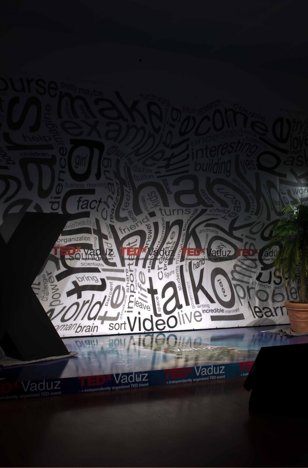 Simon Denny – TEDxVaduz reduxhttps://www.exibart.com/repository/media/eventi/2014/02/simon-denny-8211-tedxvaduz-redux-1068x1625.jpg