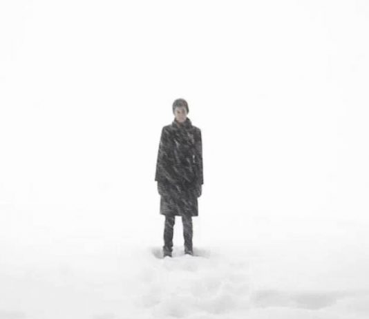 Esther Mathis –  Video: Schnee + Mirror