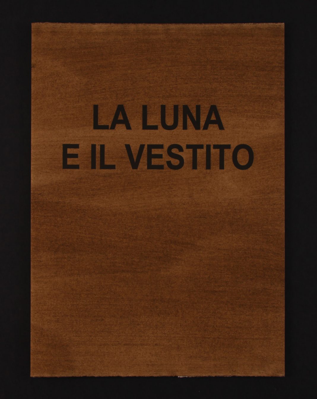 Jannis Kounellis – La luna e il vestito: un libro d’artistahttps://www.exibart.com/repository/media/eventi/2014/03/jannis-kounellis-8211-la-luna-e-il-vestito-un-libro-d8217artista-1068x1344.jpg