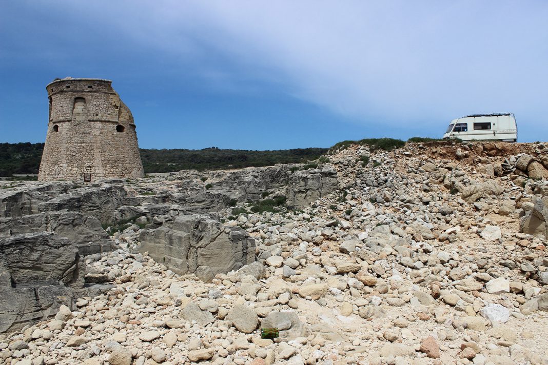 Riccardo Arena / Jonatah Manno – How early men believed that all things that move are alivehttps://www.exibart.com/repository/media/eventi/2014/05/riccardo-arena-jonatah-manno-8211-how-early-men-believed-that-all-things-that-move-are-alive-1068x712.jpg