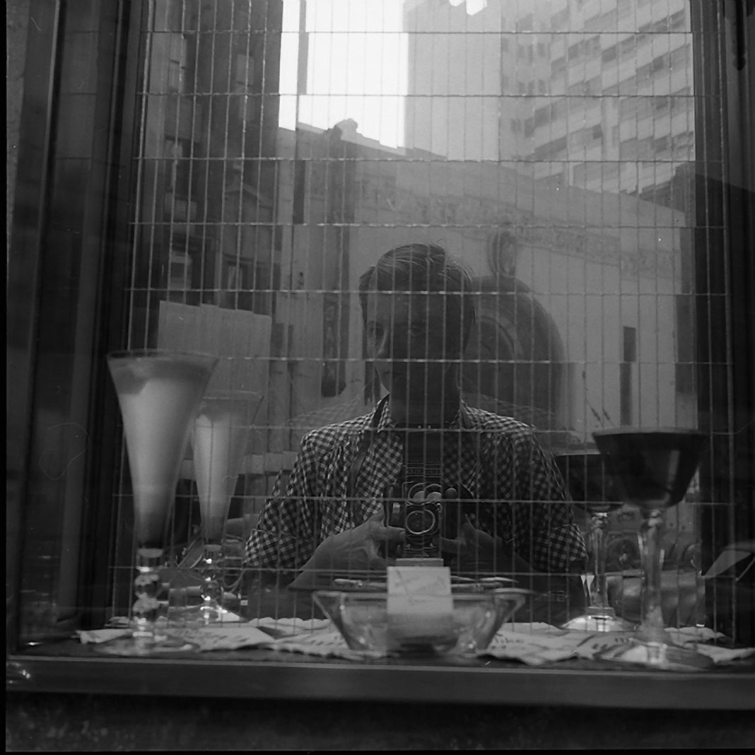 Vivian Maier – Fotografiehttps://www.exibart.com/repository/media/eventi/2014/05/vivian-maier-8211-fotografie-1068x1068.jpg