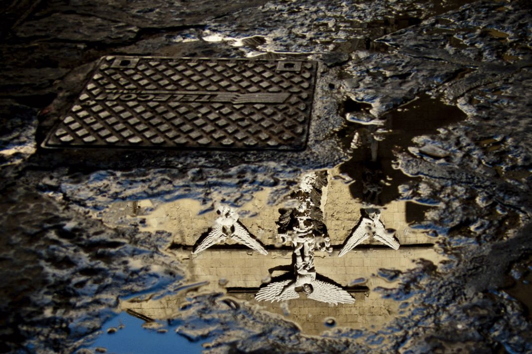 Into the Strit! Camera vs Mobile 1st Acthttps://www.exibart.com/repository/media/eventi/2014/07/into-the-strit-camera-vs-mobile-1st-act-1068x712.jpg