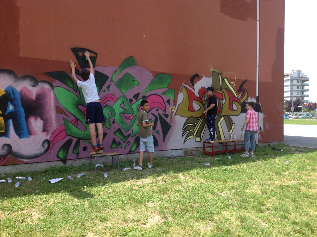 Dai banchi di scuola ai muri della galleria d’artehttps://www.exibart.com/repository/media/eventi/2014/10/dai-banchi-di-scuola-ai-muri-della-galleria-d8217arte-1068x798.jpg