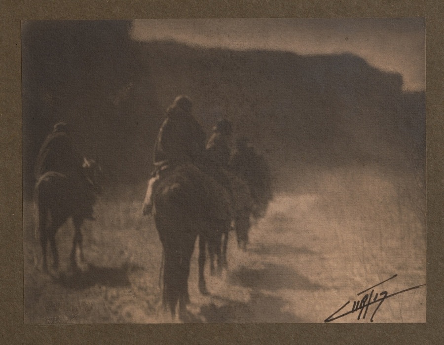 Edward S. Curtis – fotografiehttps://www.exibart.com/repository/media/eventi/2014/10/edward-s.-curtis-8211-fotografie.jpg
