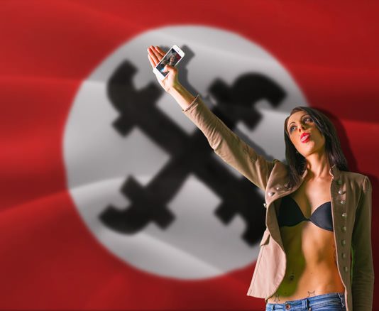 Su.asti-ka: brindisi artistico alla morte virale delle ideologie