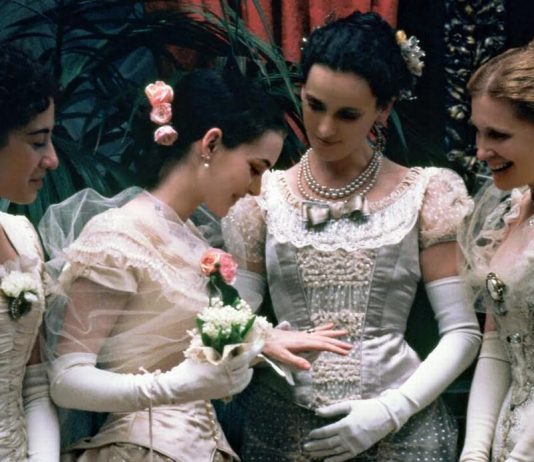 I vestiti dei sogni. La scuola dei costumisti italiani per il Cinema