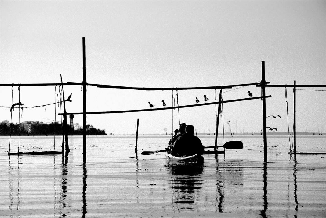 Loretta Isotton – Su un filo d’acqua..https://www.exibart.com/repository/media/eventi/2015/02/loretta-isotton-8211-su-un-filo-d8217acqua-1068x716.jpg